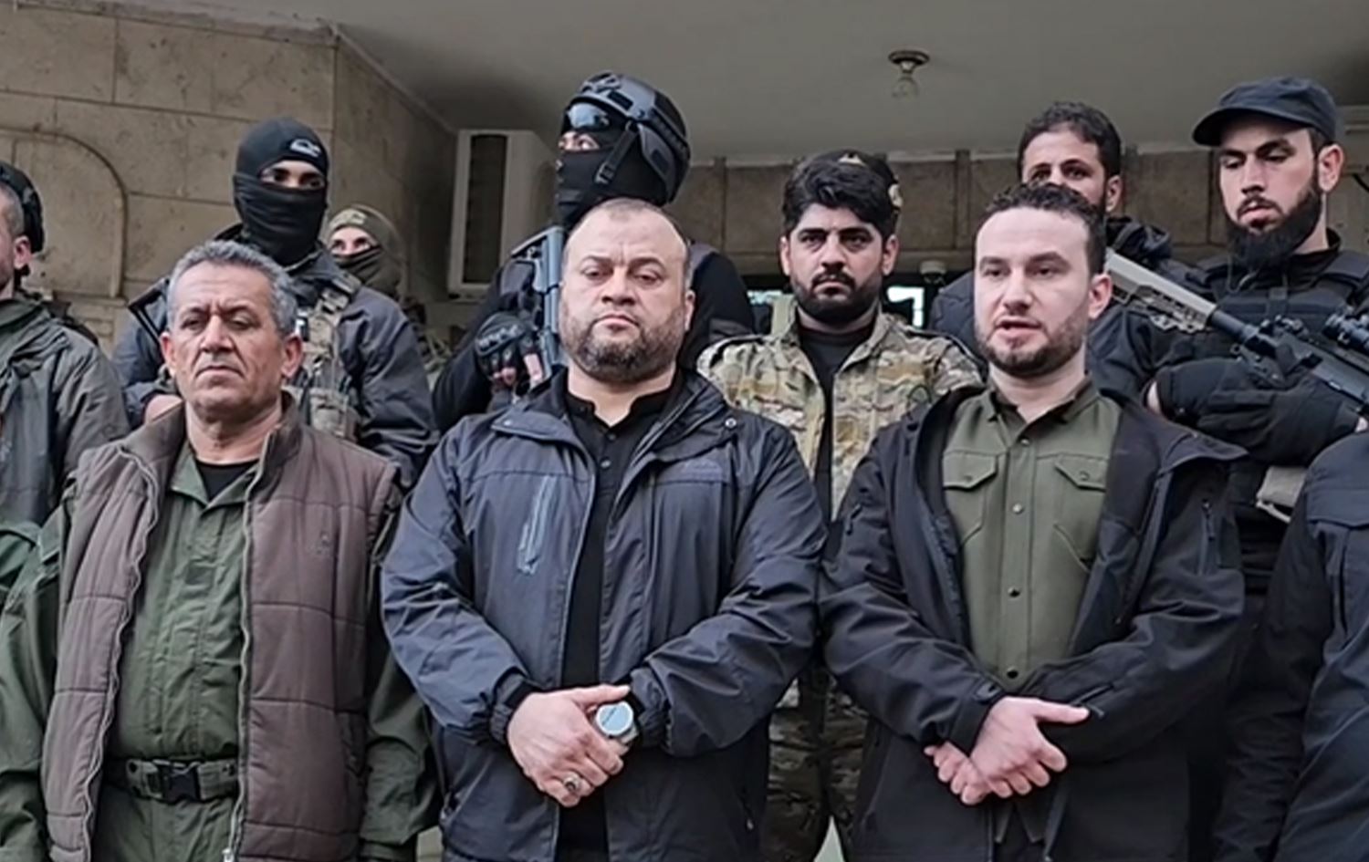 المتحدث باسم وزارة الداخلية السورية نور الدين البابا خلال تسلّم مهام ومباني الأمن الداخلي في قامشلو