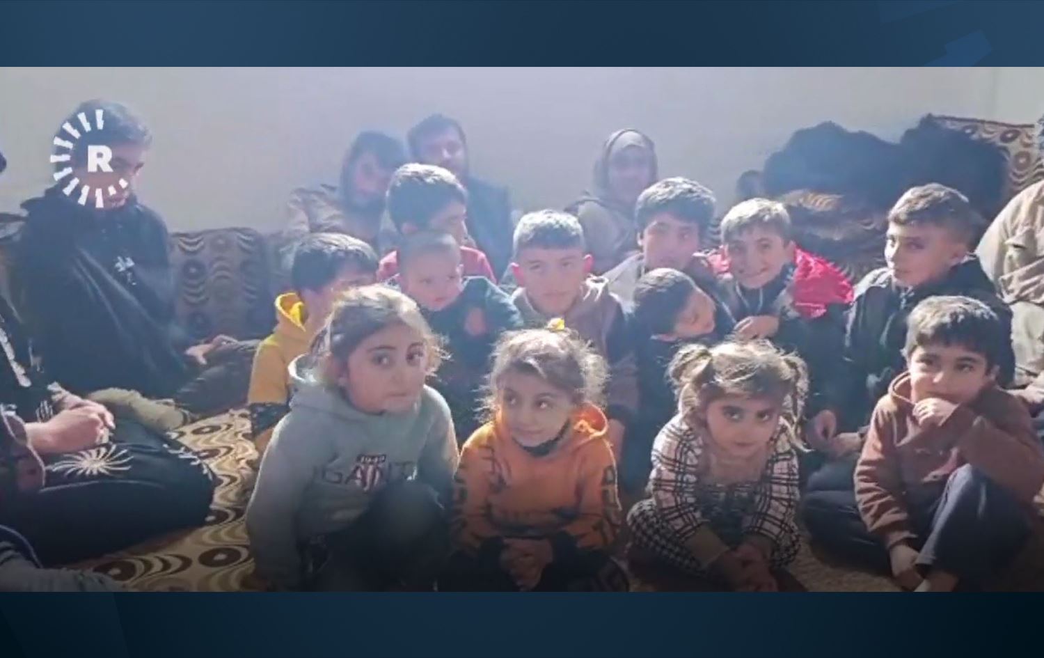 أفراد عائلات نازحة تعيش معاً في كوباني