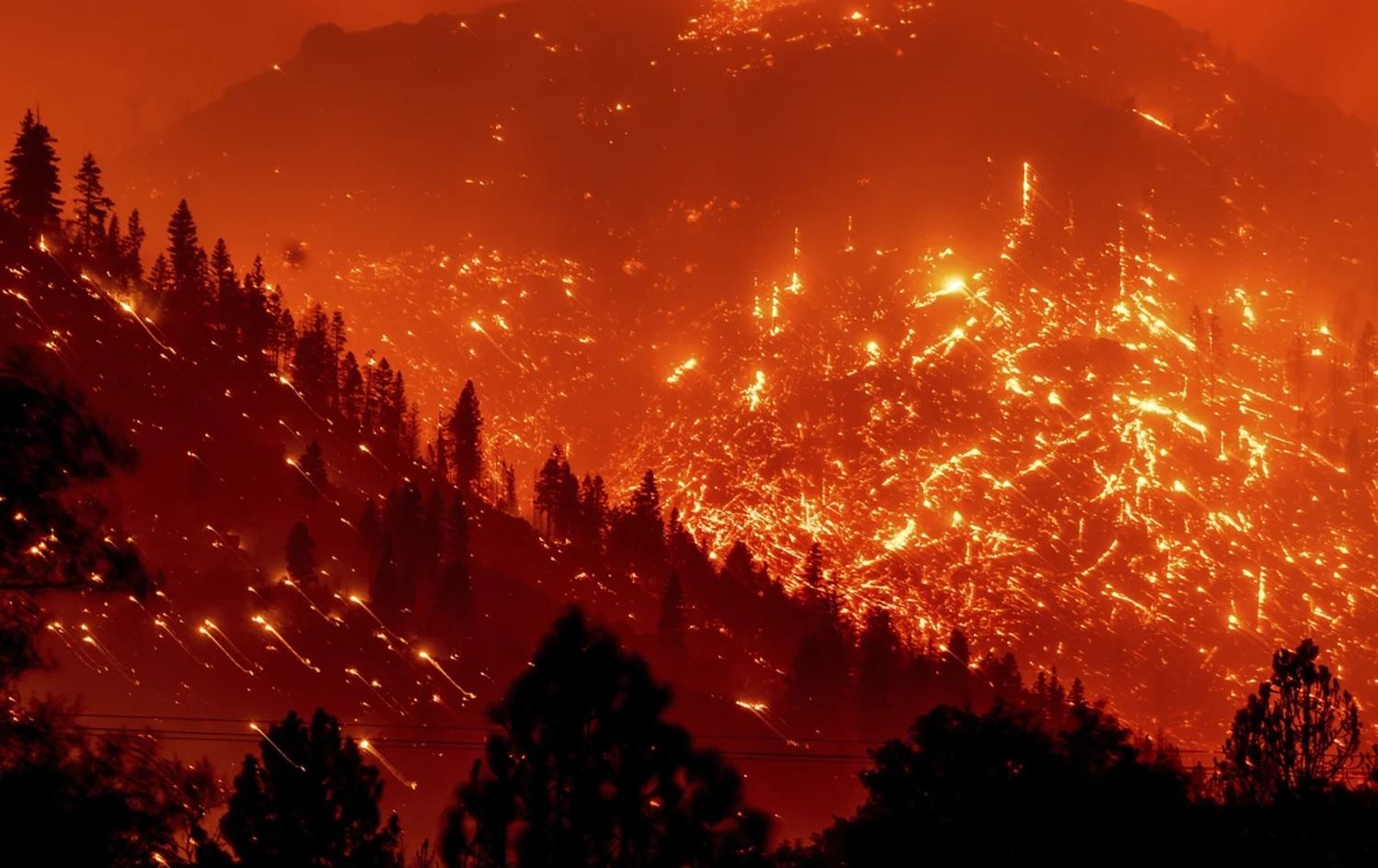 ئاگرێک لە چیاکانی ئەمریکا.