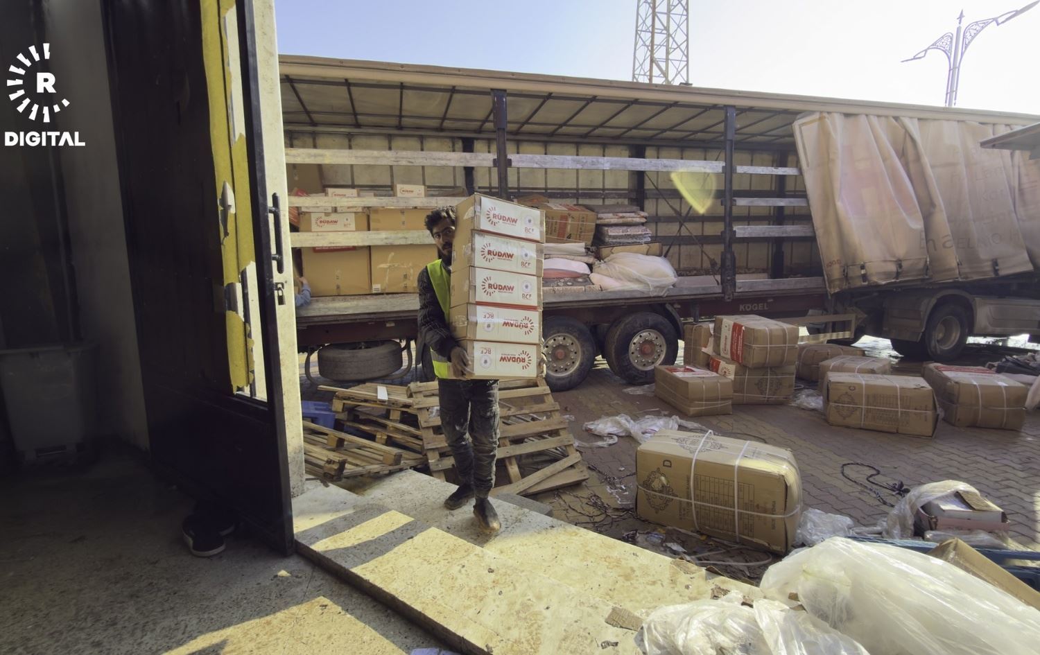 تخزين مواد مساعدات حملة رنج رووداو في مستودعات مؤسسة بارزاني الخيرية