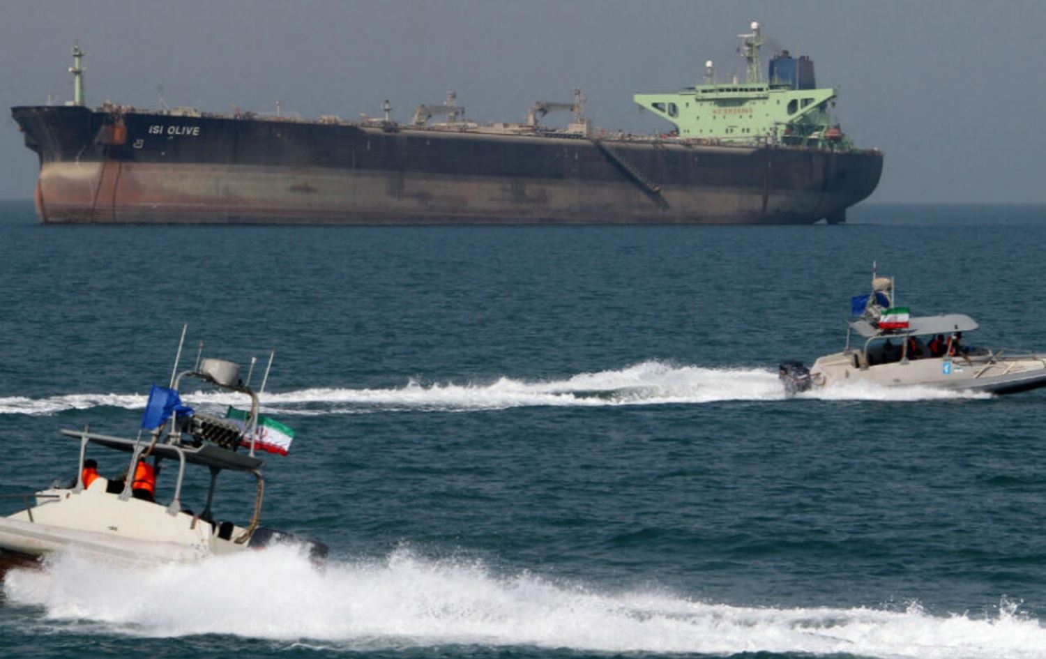 چەند بەلەمێکی سوپای پاسدارانی ئێران بە دەوری کەشتییەکدا دەسووڕێنەوە.