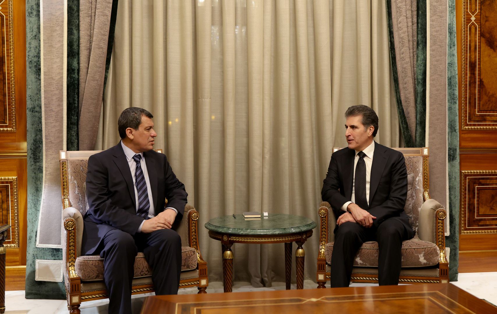 دیمەنی کۆبوونەوەی نێچیرڤان بارزانی و مەزڵووم عەبدی.