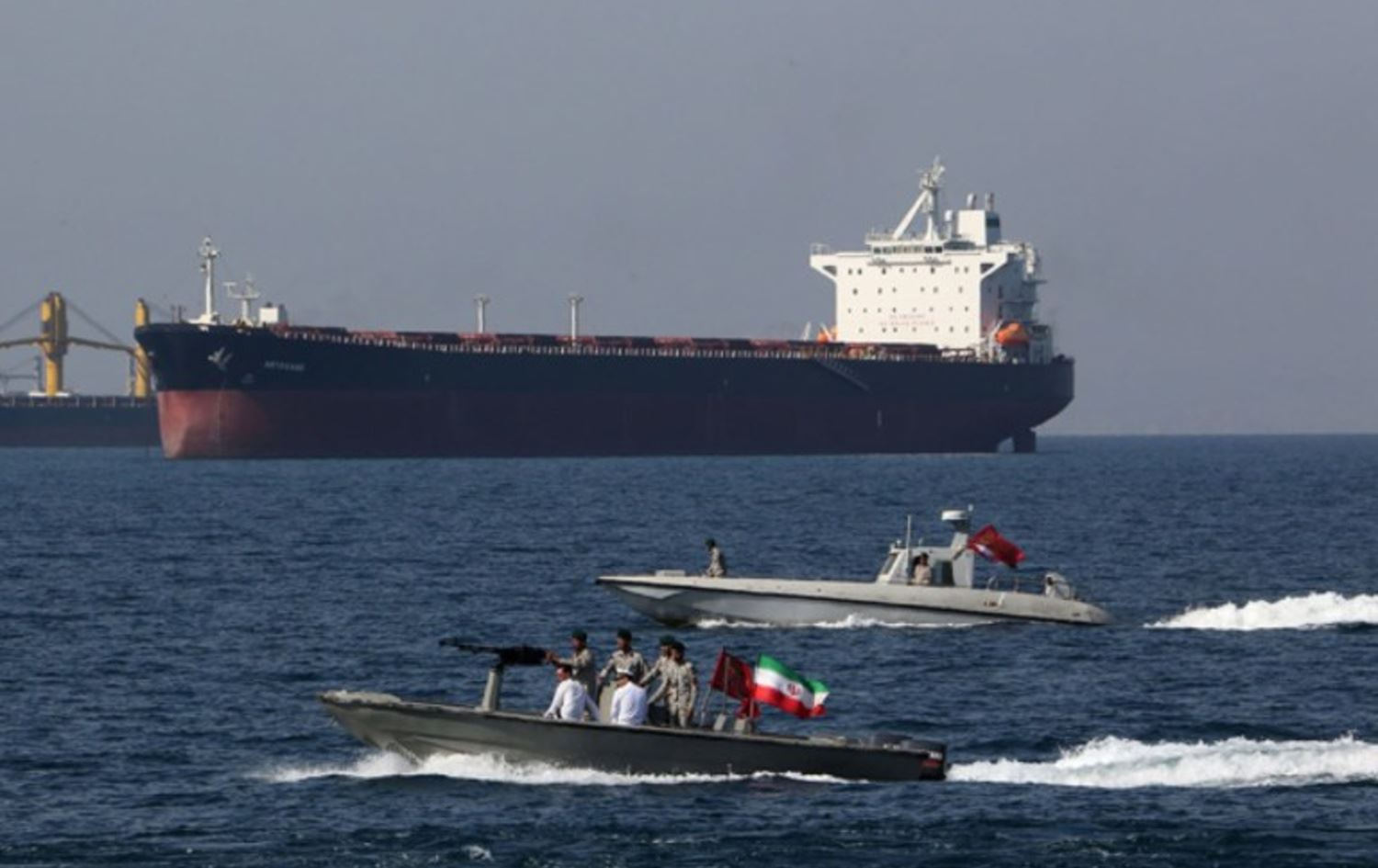 ناقلة نفط وزورقان للحرس الثوري الإيراني في مضيق هرمز/ صورة أرشيفية-AFP