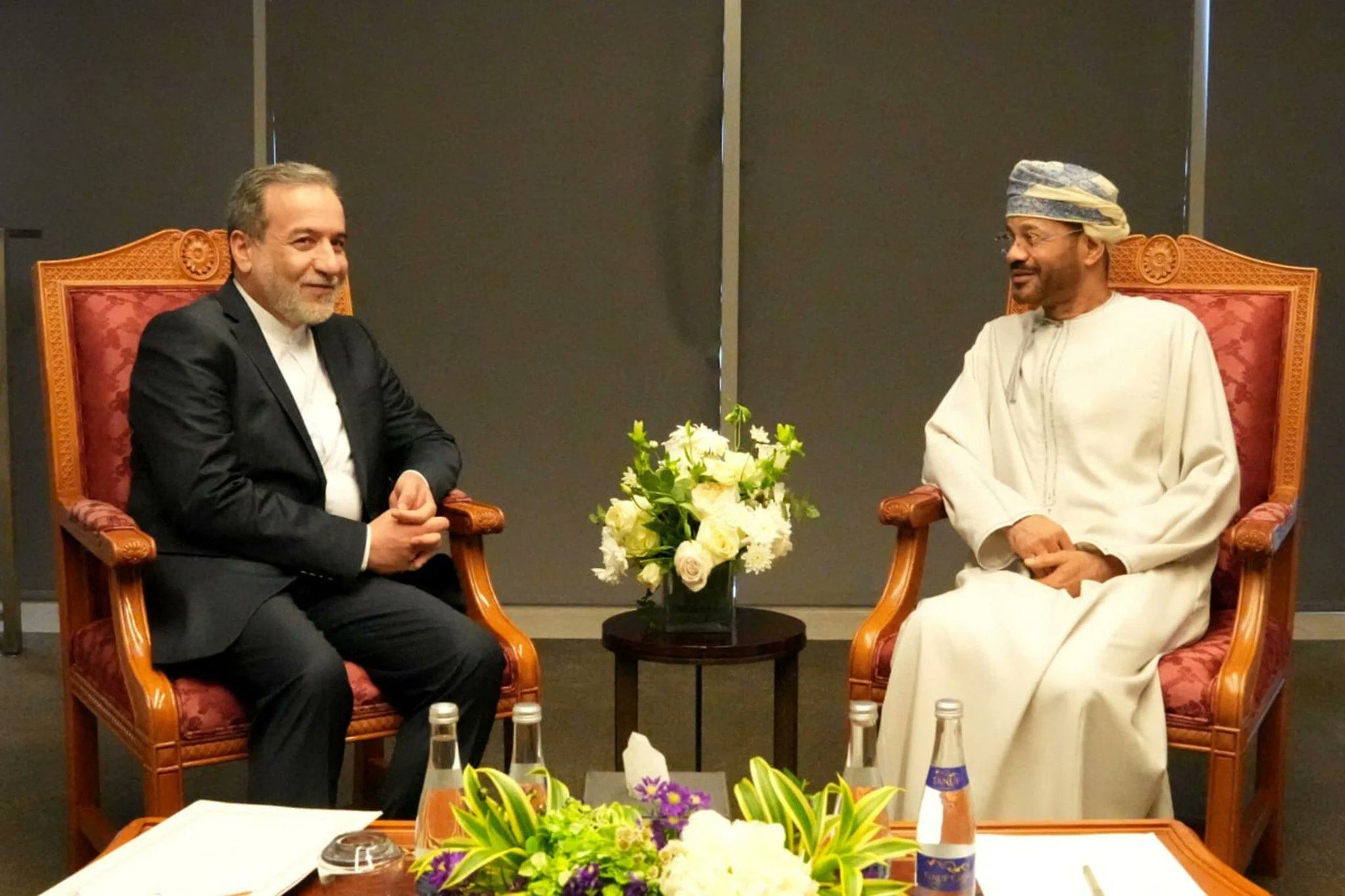 عەباس عێراقچی، وەزیری دەرەوەی ئێران و بەدر بووسەعیدی، وەزیری دەرەوەی عومان لە مەسقەت کۆبوونەوە.