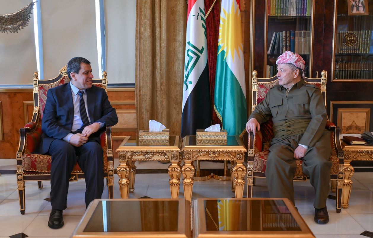 دیمەنی کۆبوونەوەی سەرۆك بارزانی لەگەڵ مەزڵووم عەبدی.