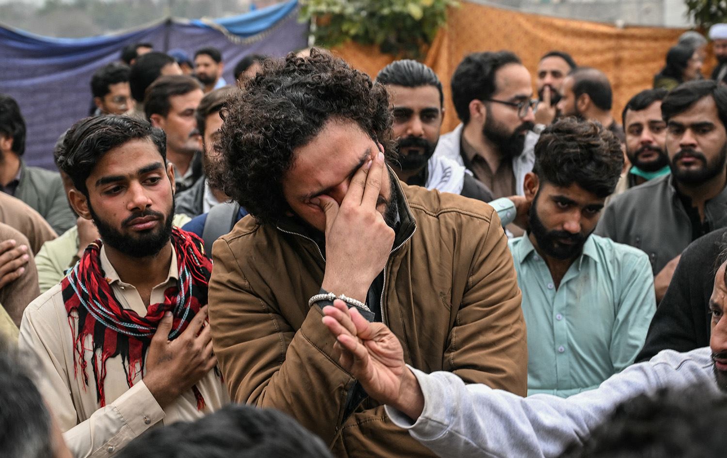 باكستان.. 30 قتيلاً في تفجير انتحاري استهدف مسجداً شيعياً