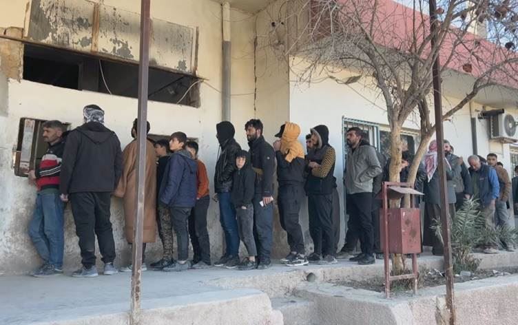 طابور من الأهالي في كوباني امام مخبز