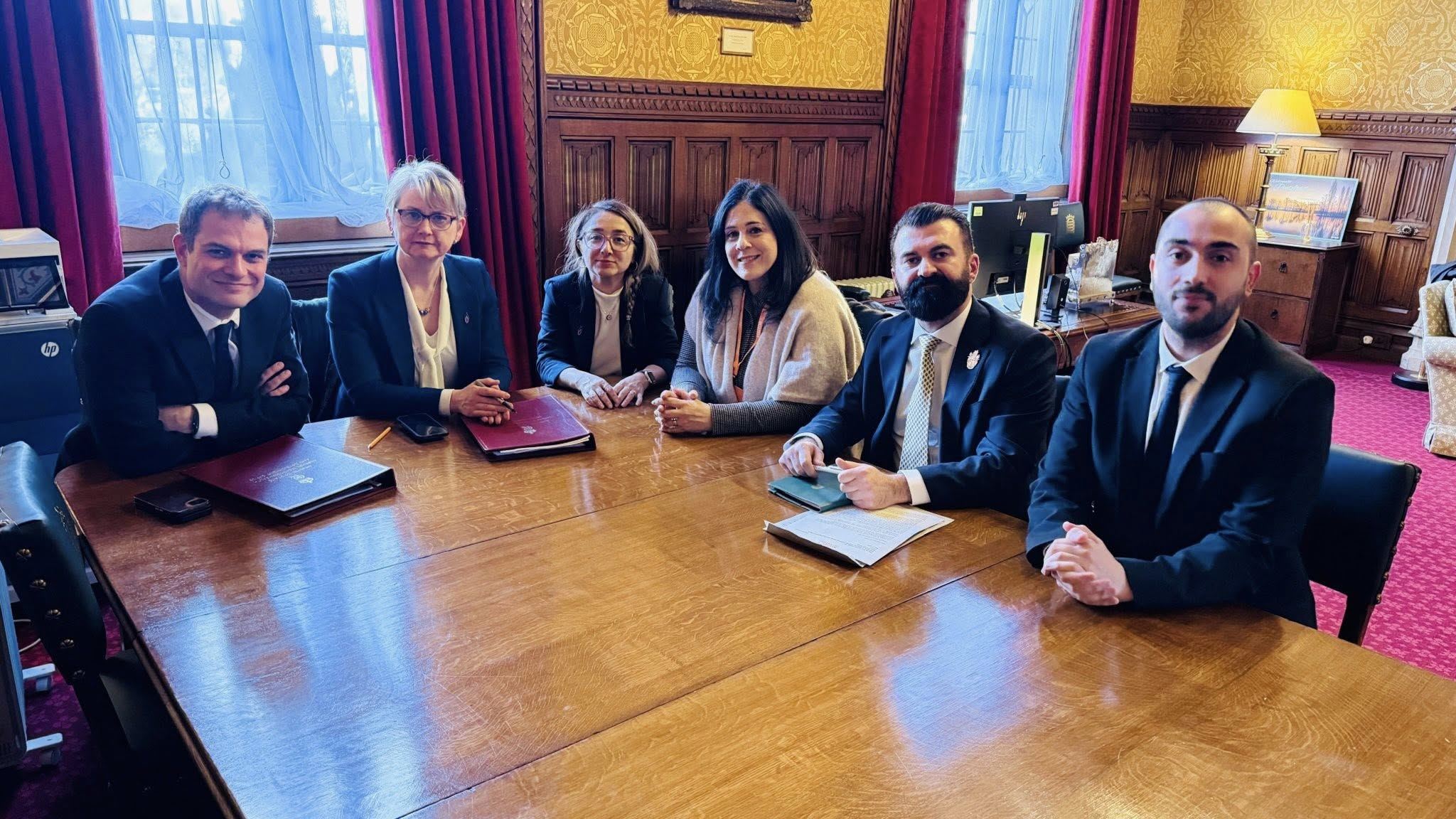 کۆبوونەوەی سەرباز بەرزنجی لەگەڵ وەزیری دەرەوە و وەزیری بەریتانیا بۆ کاروباری رۆژهەڵاتی نێوەڕاست