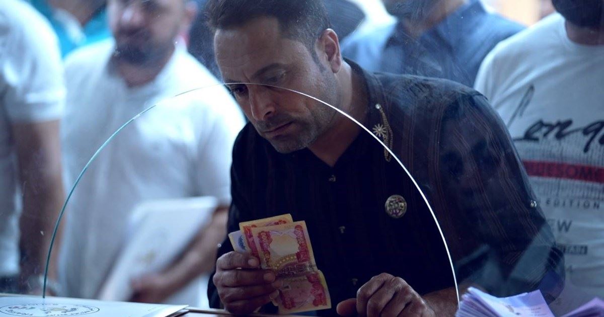 هاووڵاتییەک لە بەڕێوەبەرایەتیی هاتووچۆ پارەی سەرپێچی دەدات؛ وێنە: ئەرشیڤی حکومەتی هەرێمی کوردستان