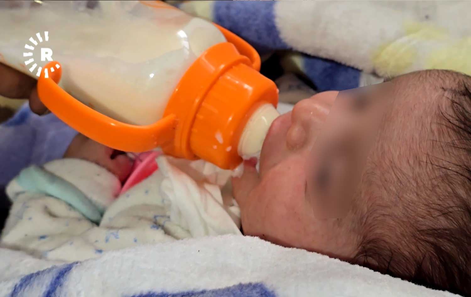 ئاخین منداڵێکی 50 رۆژەیە و ماڵباتەکەی خەڵکی کۆبانێن، لە ئاوارەییدا و بەبێ دایک و باوک لە دۆخێکی قورسدا دەژی