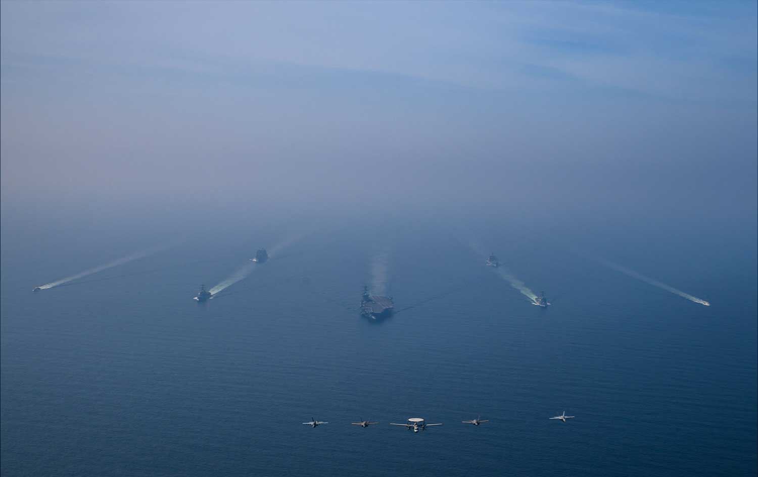 کەشتیی جەنگیی ئەبراهام لینکن لەنێو دەریای عەرەبی دا