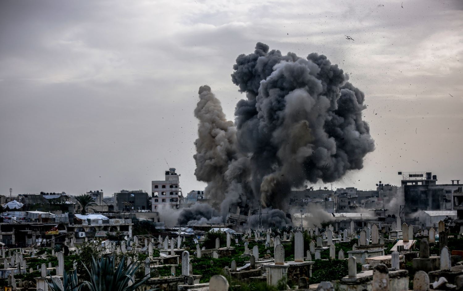 قصف مبنى سكني في حي الزيتون - AA