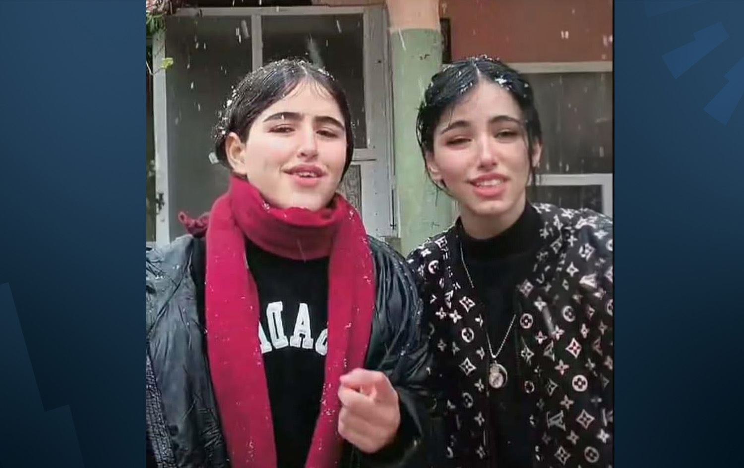 صورة الفتاتان