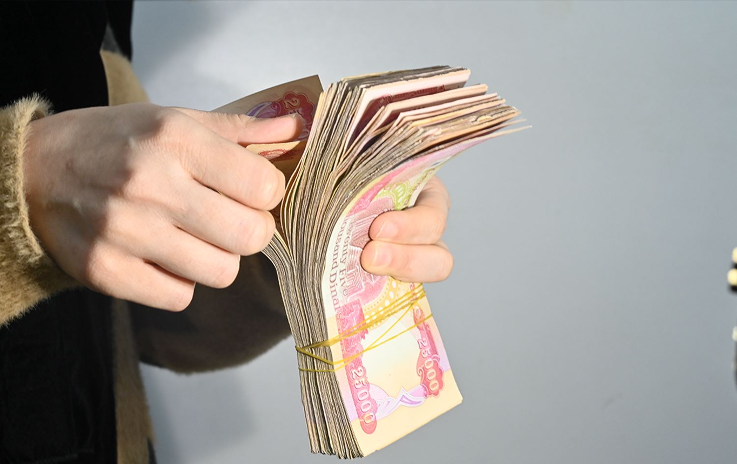 رجل يعد مبلغاً من المال