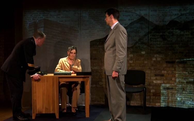 "Safe Haven" (Güvenli Bölge) adlı tiyatro