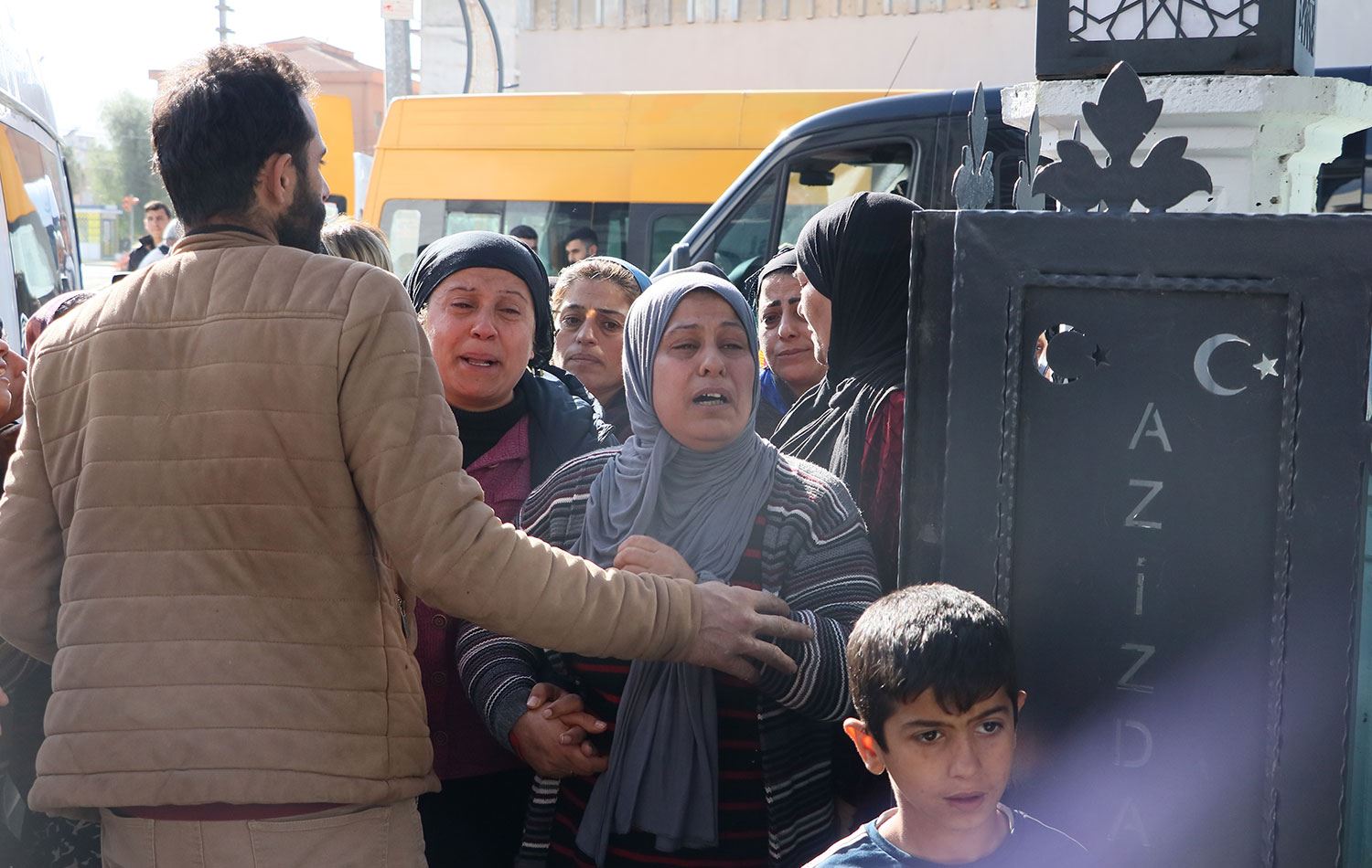 İzmir'in Torbalı ilçesinde girdiği derenin suyuna kapılarak boğulan 10 yaşındaki Berivan Bozan'ın yakınları gözyaşı döktü. / AA