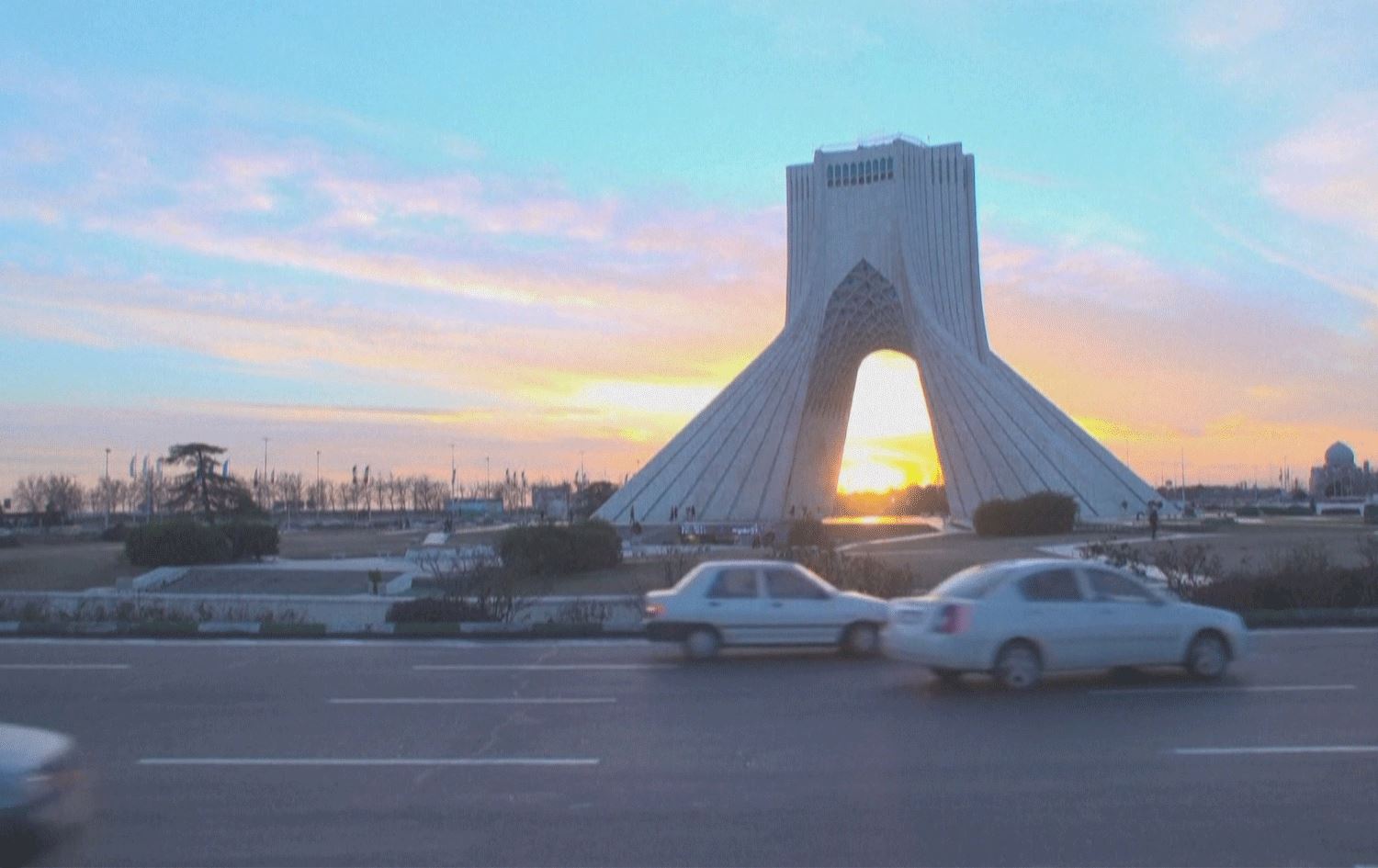 خەڵکی تاران داوای دیپلۆماسی دەکەن؛ "جەنگ لە بەرژەوەندیی هیچ کەسێکدا نییە"