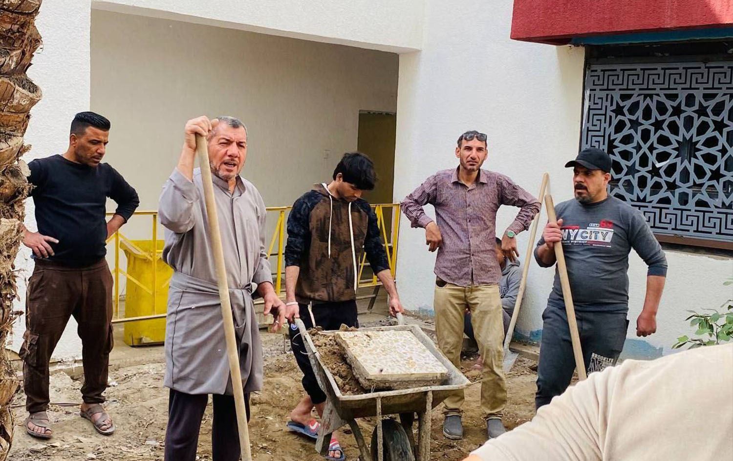 أهالي المزيدية يتطوعون لتأهيل مدرسة في بابل