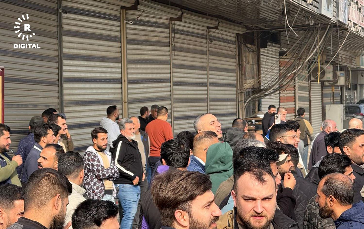 تجار مضربون أمام محالهم في بغداد