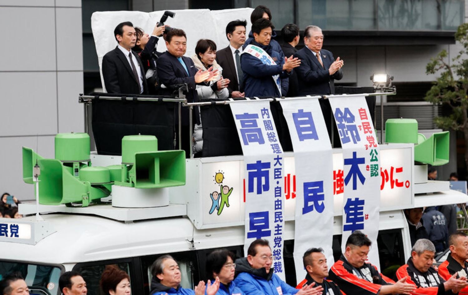 سەرۆک و ئەندامانی پارتی دەسەڵاتداری ژاپۆن بەنێو شەقامەکاندا خۆشی دەردەبڕن