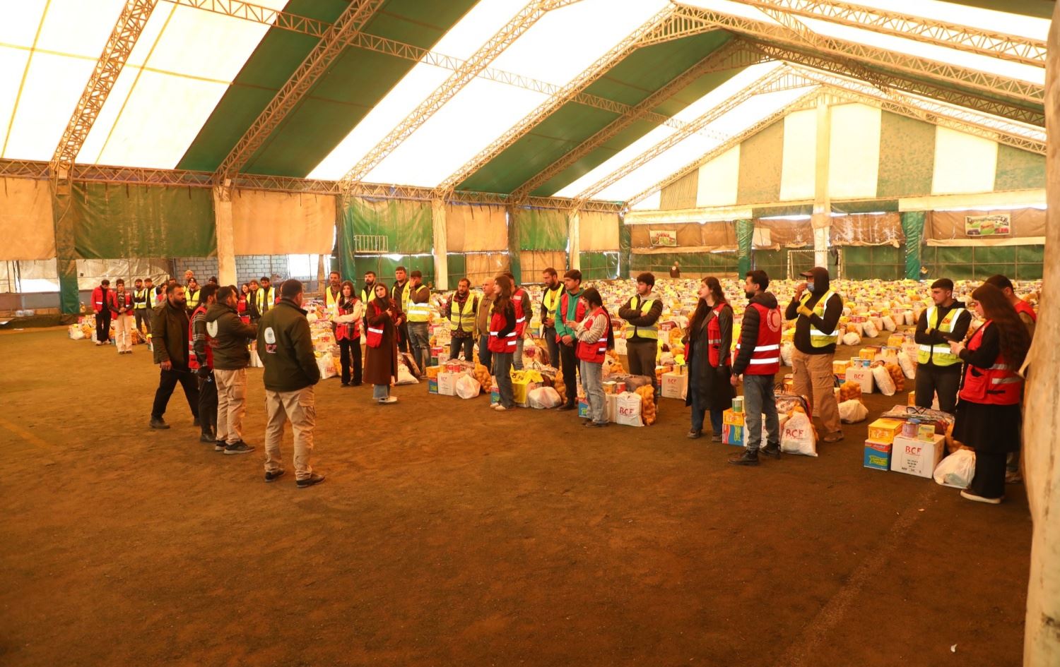 تیمێکی دەزگای خێرخوازیی بارزانی لەکاتی دابەشکردنی هاوکارییەکان