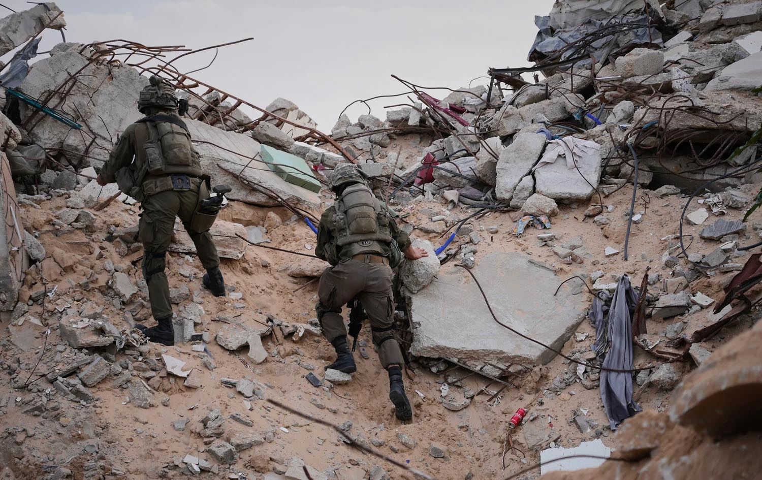دوو سەربازی ئیسرائیلی لە غەززە. وێنە: AP/Sam Mednick