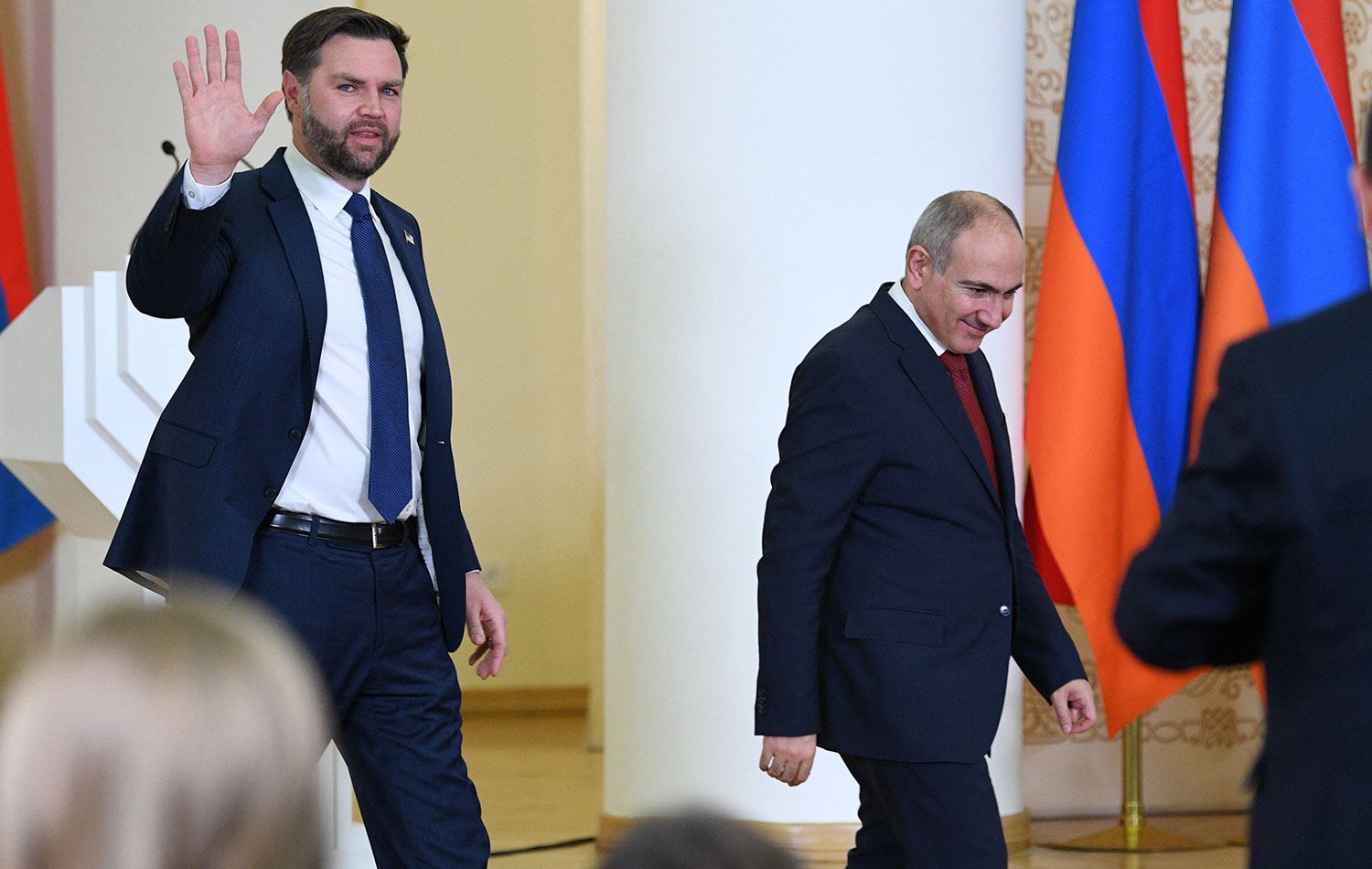 Ermenistan Başbakanı Nikol Paşinyan (solda) ve ABD Başkan Yardımcısı JD Vance, 9 Şubat 2026'da Erivan'da yaptıkları görüşmelerin ardından düzenledikleri ortak basın toplantısından sonra ayrılırken. / Fotoğraf: Karen  Minasyan / AFP