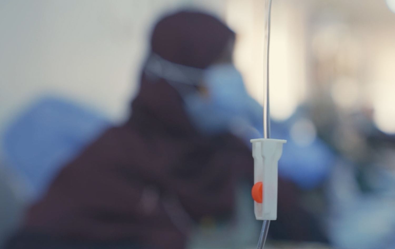 دەرمانێک بۆ تووشبوویەکی شێرپەنجە هەڵواسراوە. وێنە: رووداو