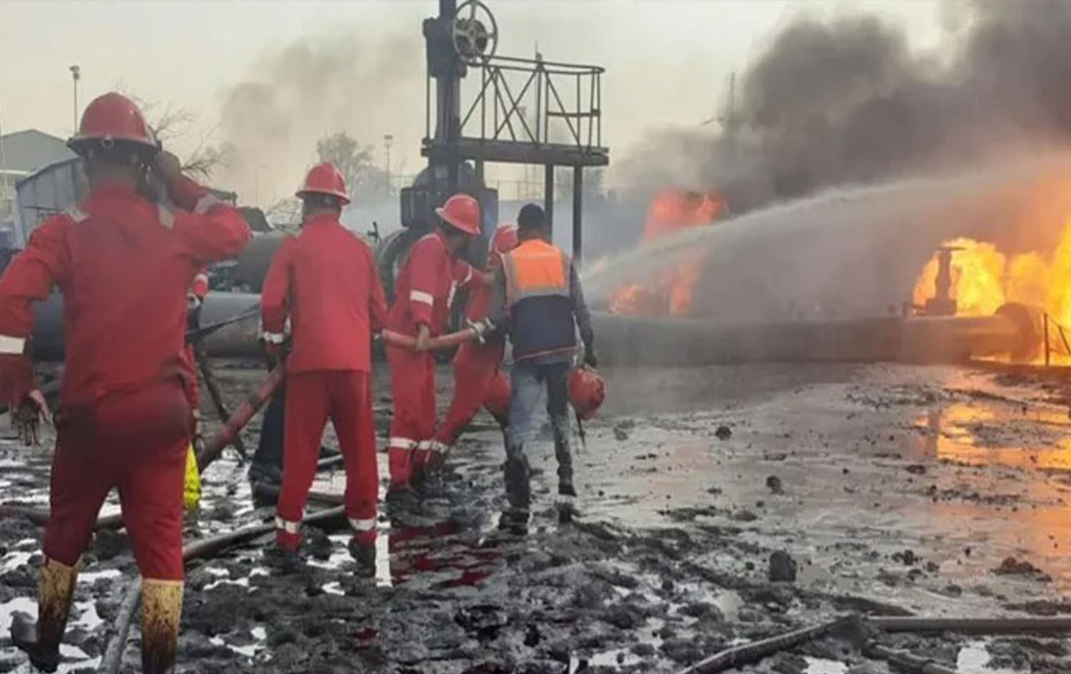 فرق الدفاع المدني في مصفى بيجي