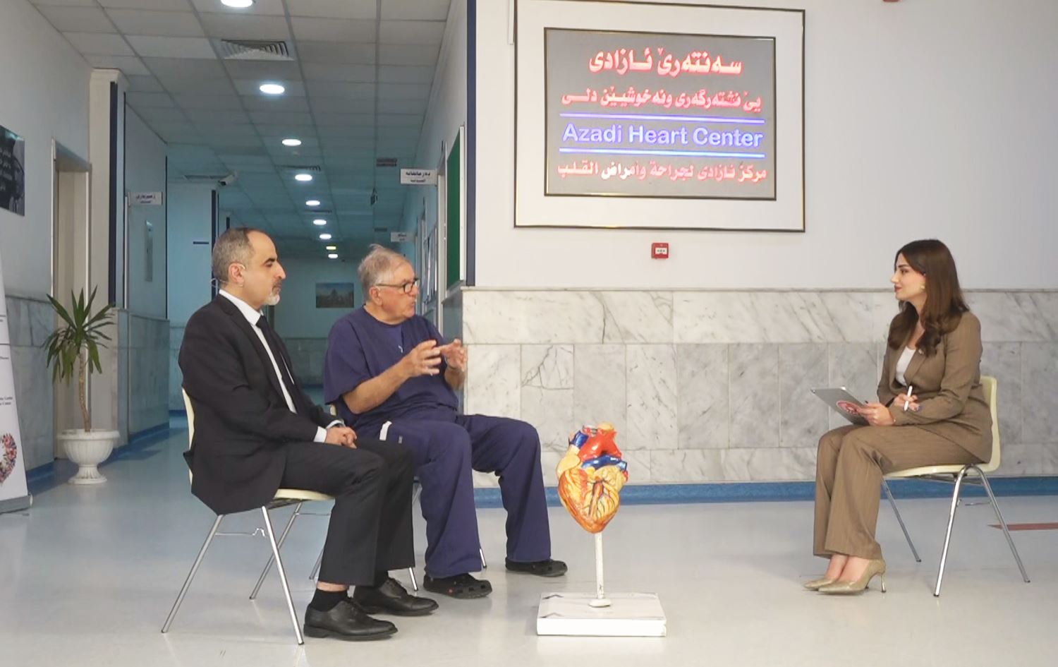 د. محەممەد مەحموود و د. ریکاردۆ مۆسچێتی لەکاتی چاوپێکەوتن لەگەڵ دکتۆر لونای پێشکێشکاری تەندروستی لەنێو نەخۆشخانەی ئازادی لە دهۆک.