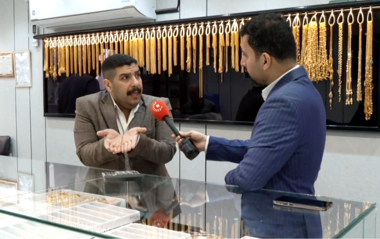تاجر ذهب عراقي يشكو لرووداو رفع الرسوم الكمركية 