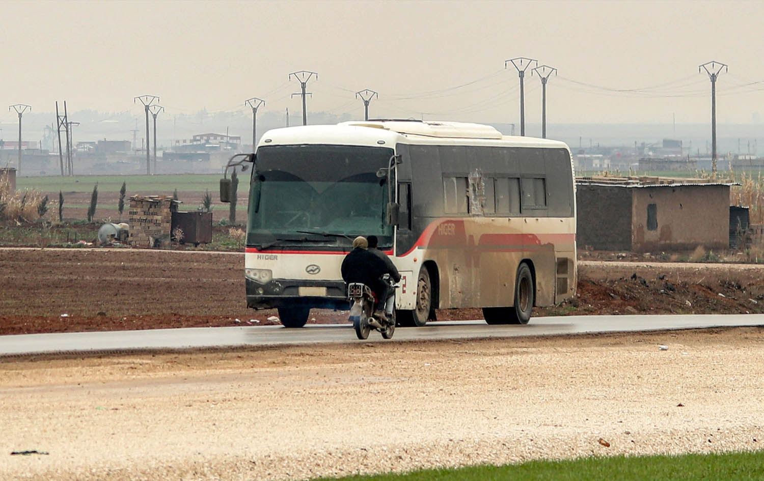 إحدى الحافلات التي تنقل عناصر داعش من سوريا إلى العراق