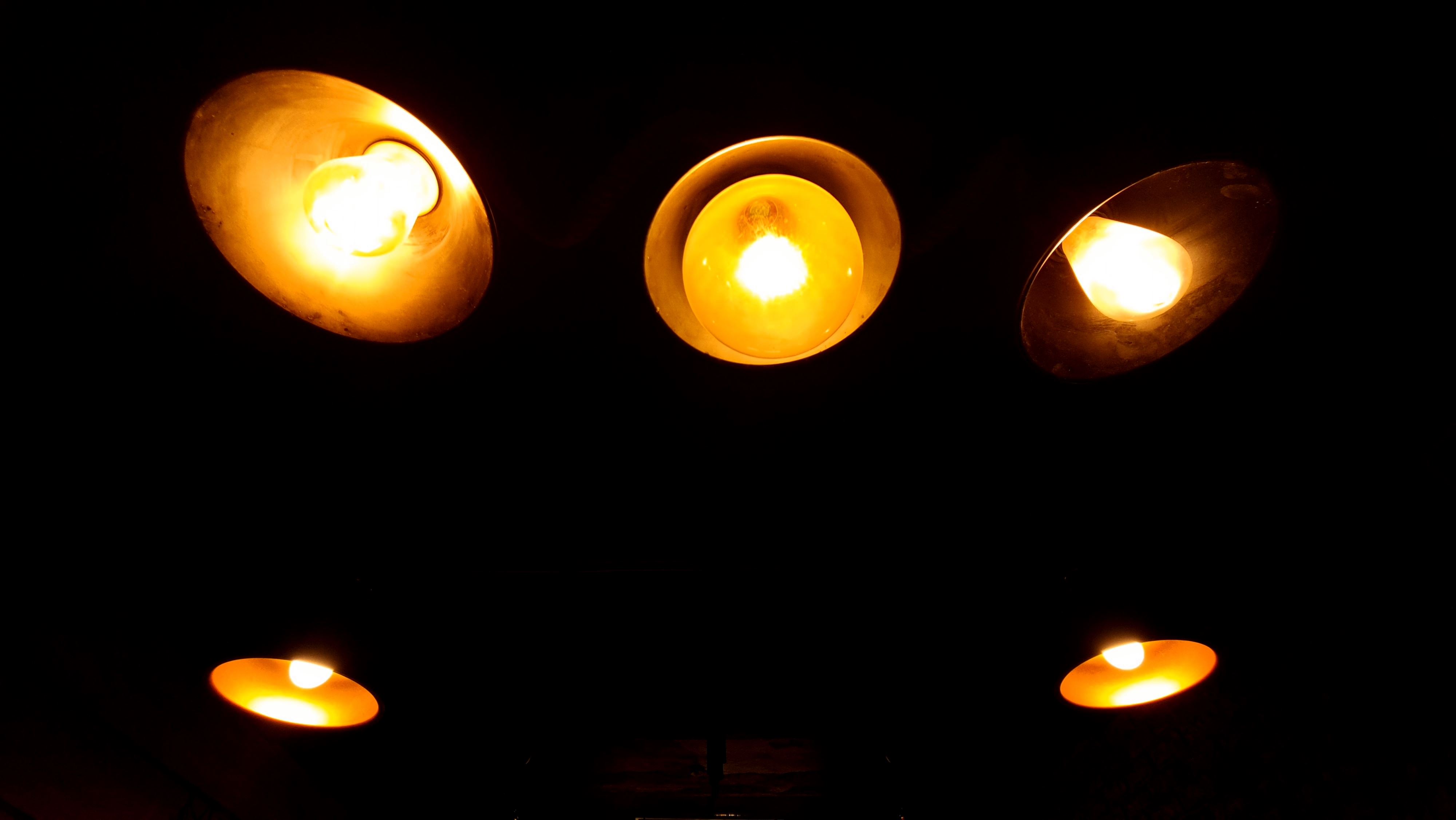 عەزیز ئەحمەد: نرخی کارەبا زیادنەکراوە داشکاندنیش بۆ ئەوانەیە بە ئی پسوولە پارە دەدەن