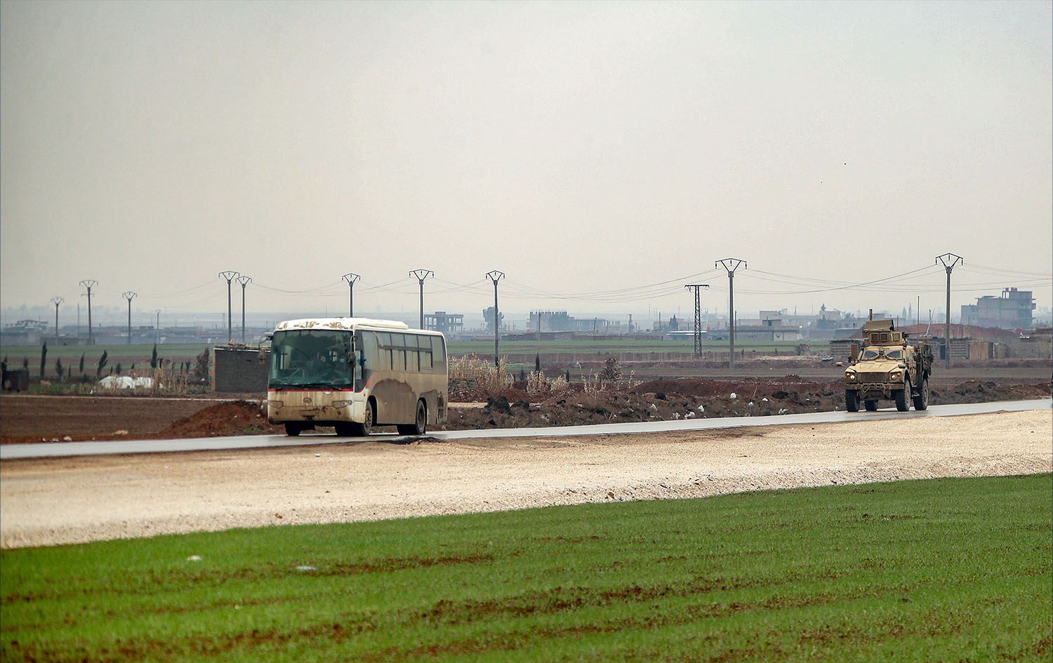 حافلة تقل سجناء داعش من سوريا إلى العراق