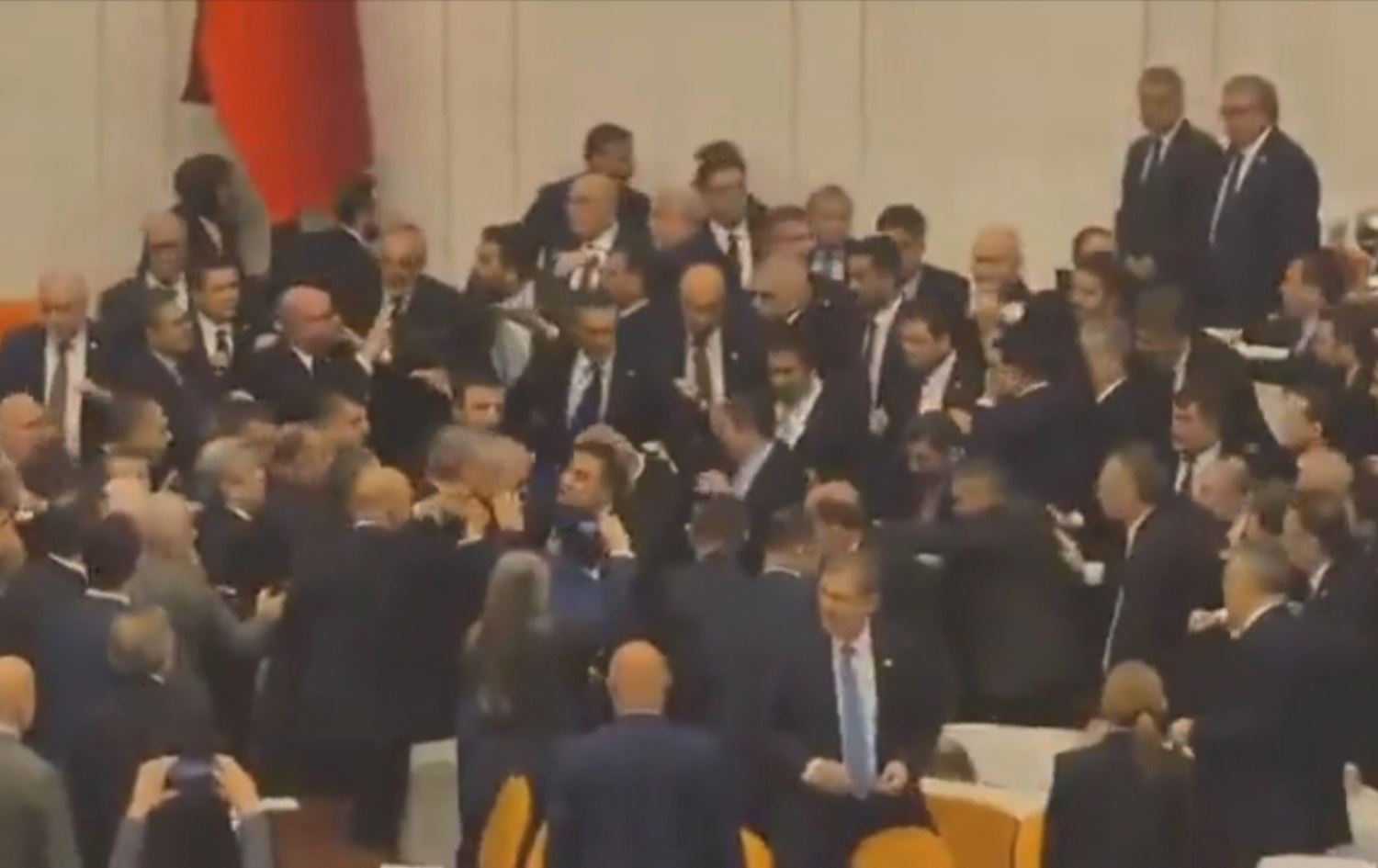 بەهۆی وەزیرە نوێیەکانەوە شەڕەبۆکس لە پەرلەمانی تورکیا روویدا