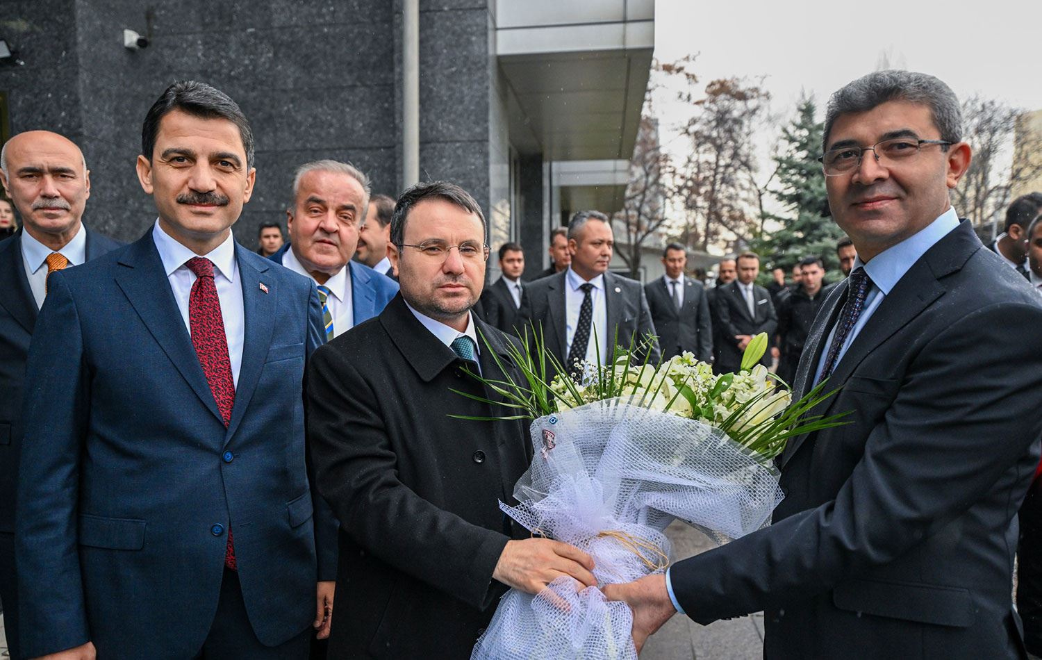 Bakan Gürlek HSK kapısında çiçeklerle karşılandı. / AA