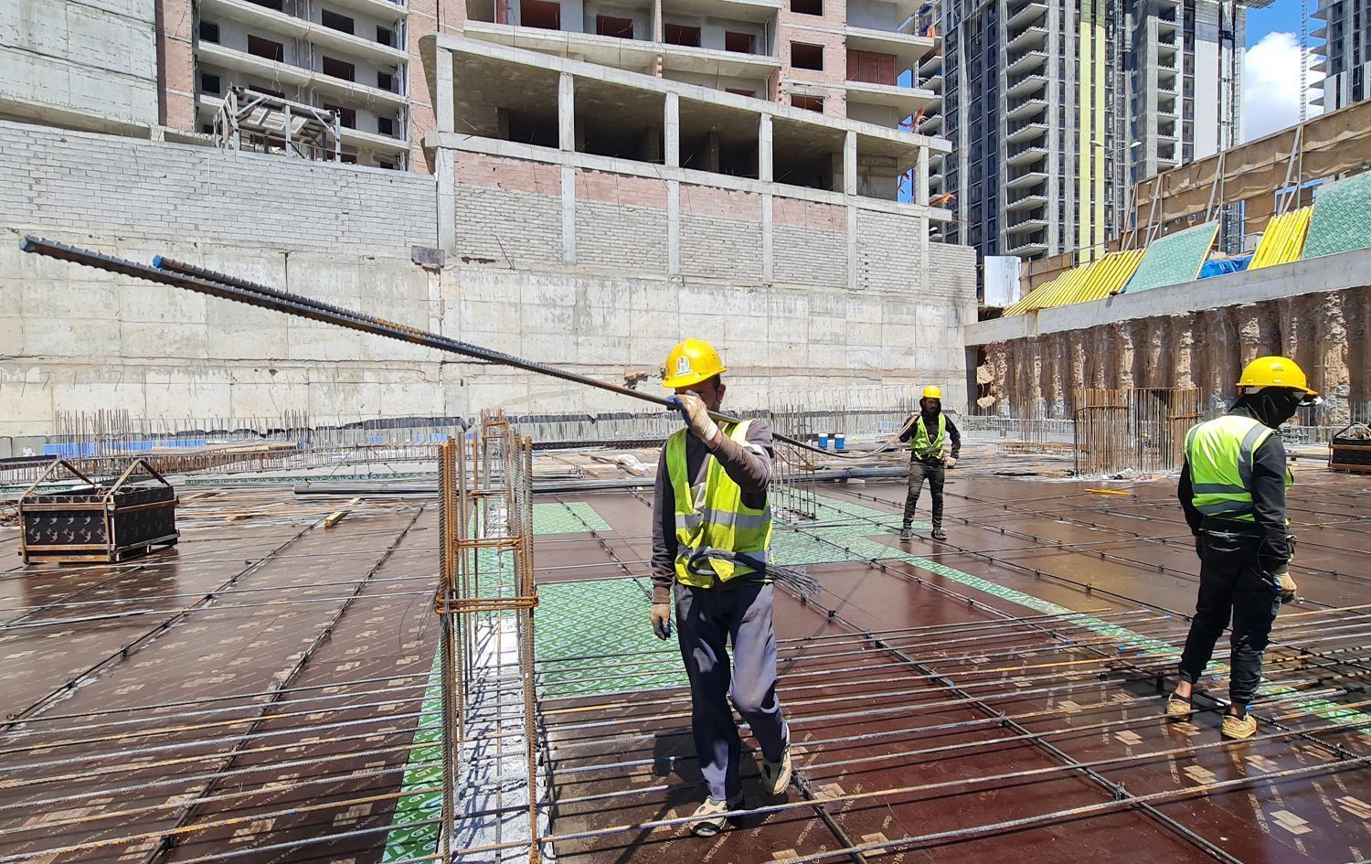 ژمارەیەک کرێکار لەکاتی کاردا. وێنە: بڵند تاهیر - رووداو