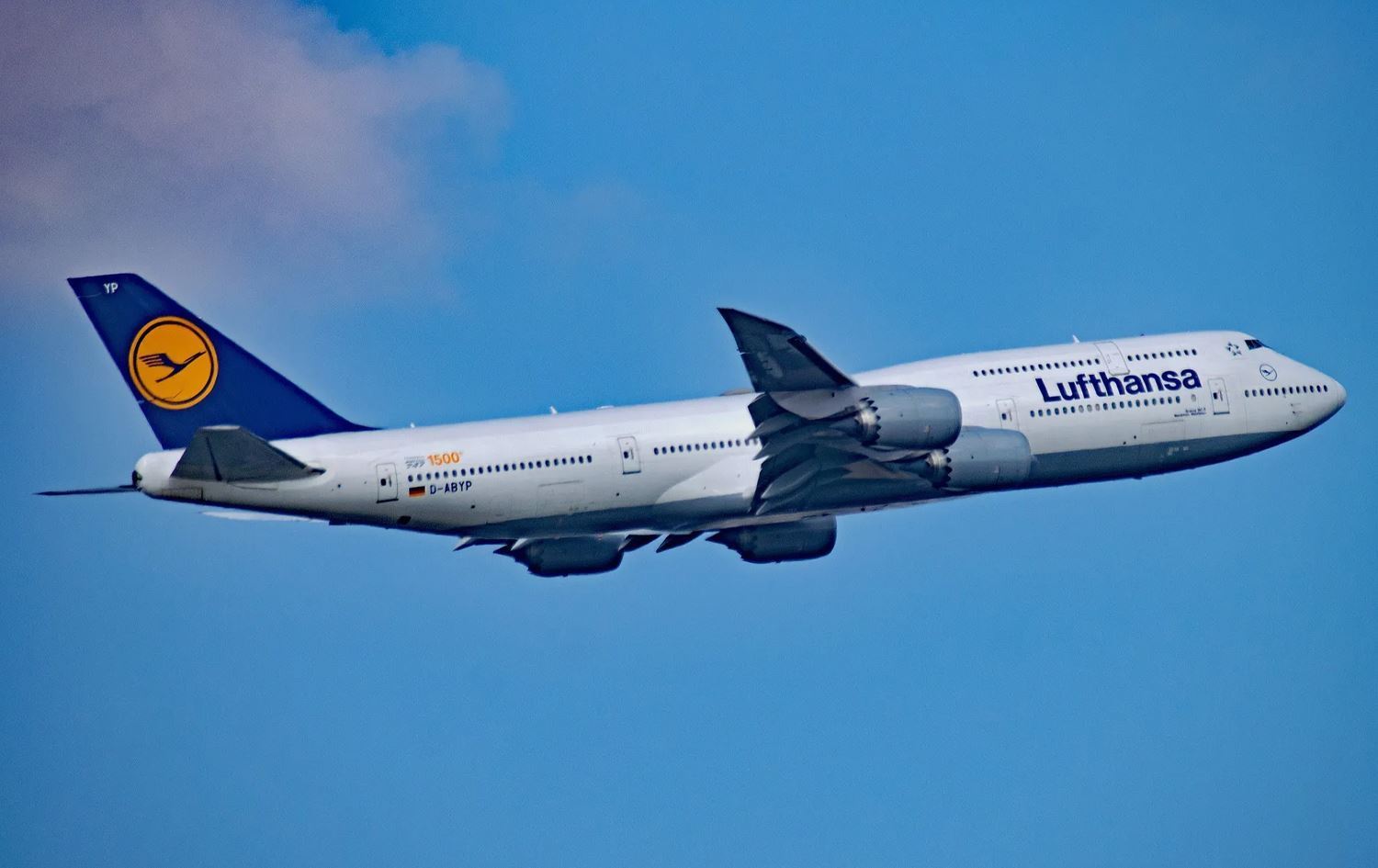 فڕۆکەیەکی هێڵی ئاسمانیی لوفتهانزا. 