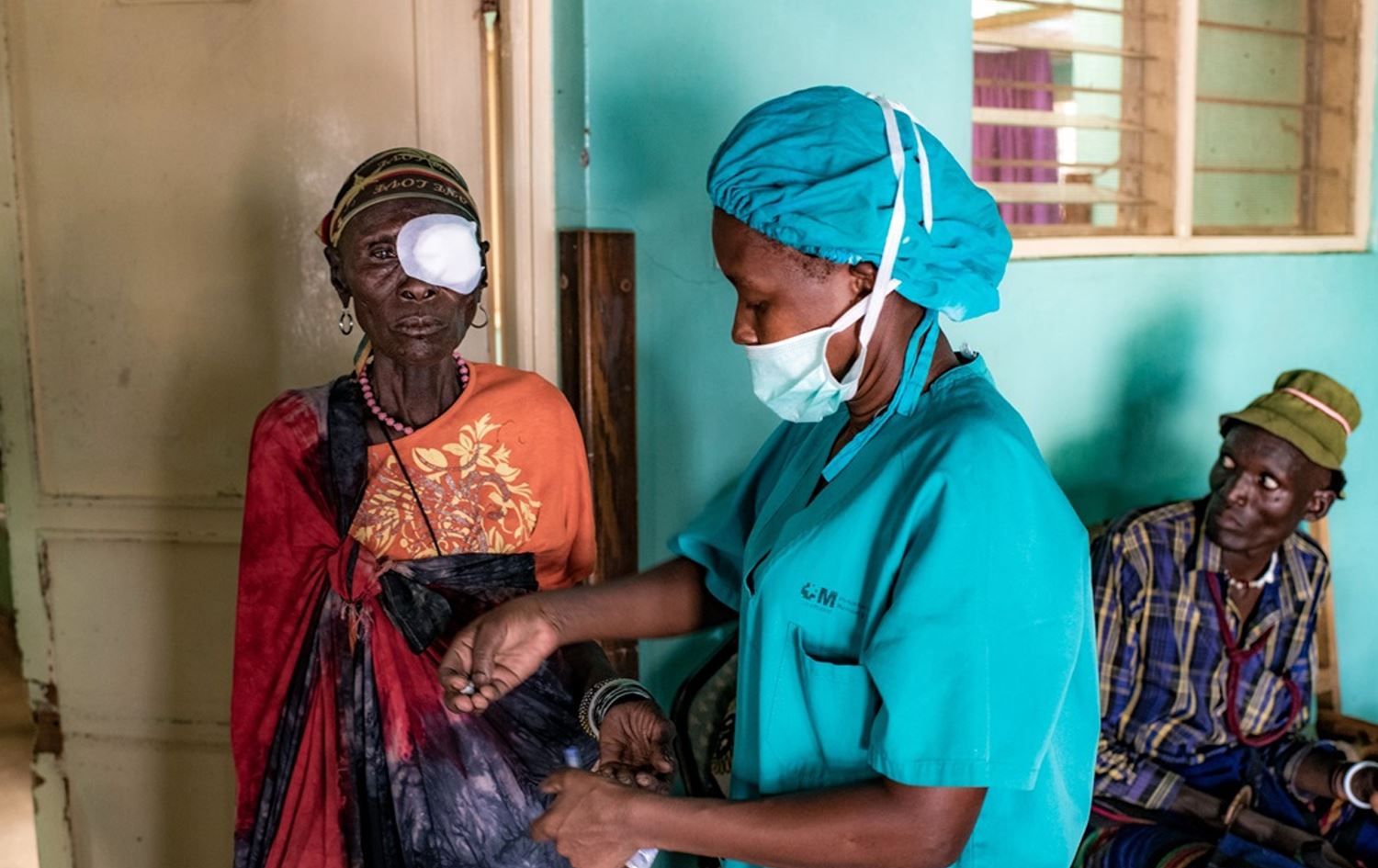 خانمێک دوای نەشتەرگەریی ئاوی سپیی چاو. وێنە: WHO