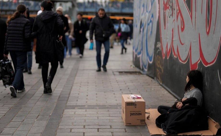 کچێکی منداڵ لە ئیستەنبووڵی تورکیا، کلێنس بە رێباران دەفرۆشێت. وێنە: AP