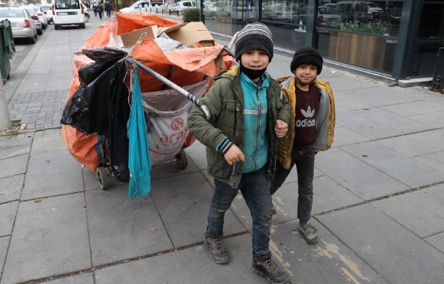 دوو منداڵ کەلوپەلی نێو زبڵی ماڵان لە ئەنقەرەی تورکیا کۆدەکەنەوە. وێنە: AFP