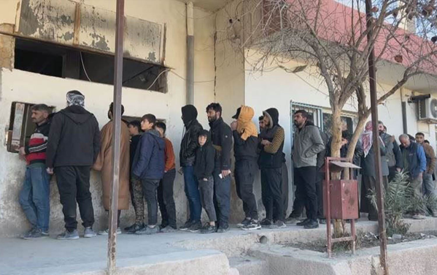 أهالي من كوباني في طابور أمام فرن الخبز