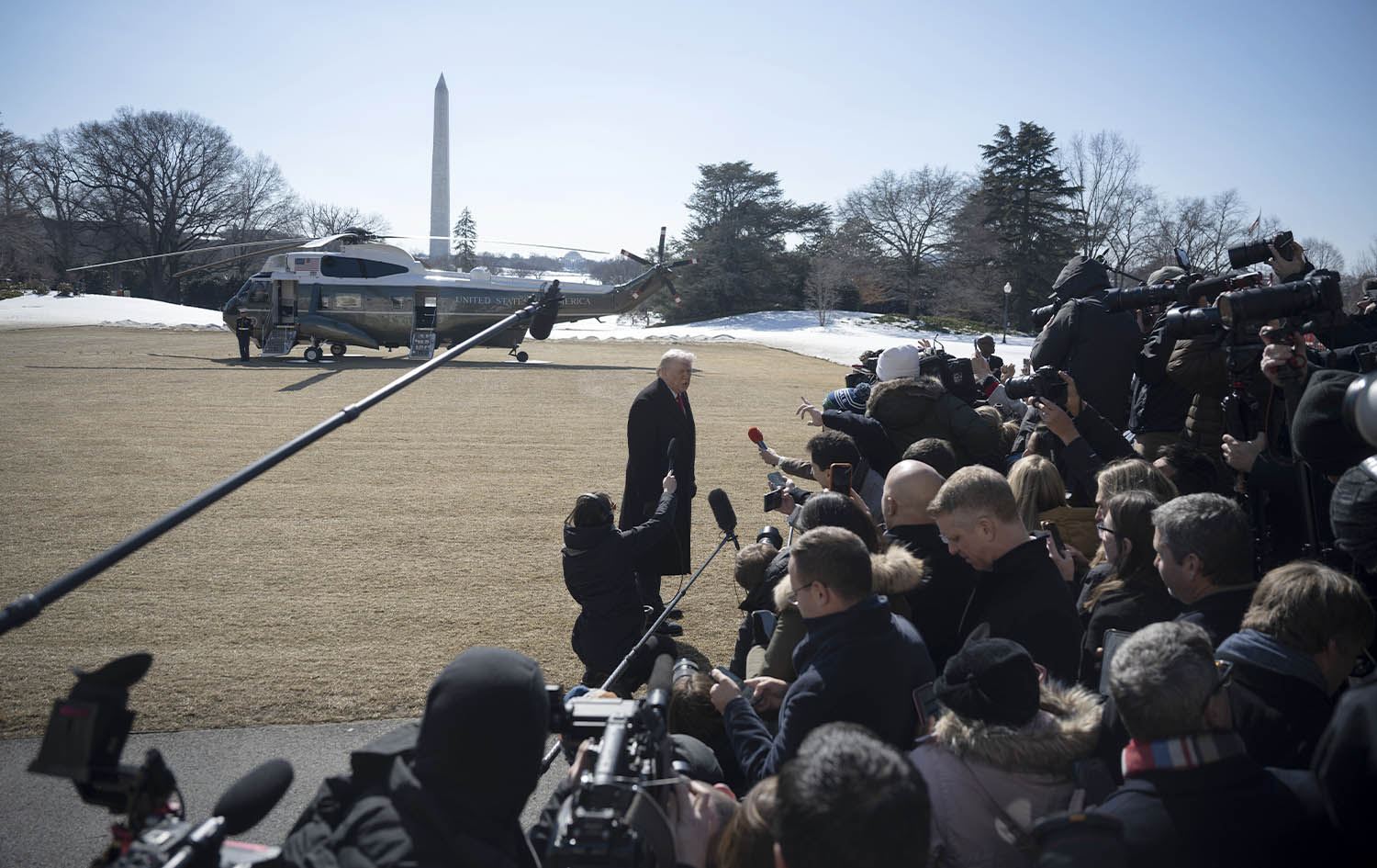 دۆناڵد ترەمپ، سەرۆکی ئەمریکا قسە بۆ رۆژنامەڤانان دەکات. وێنە: AA