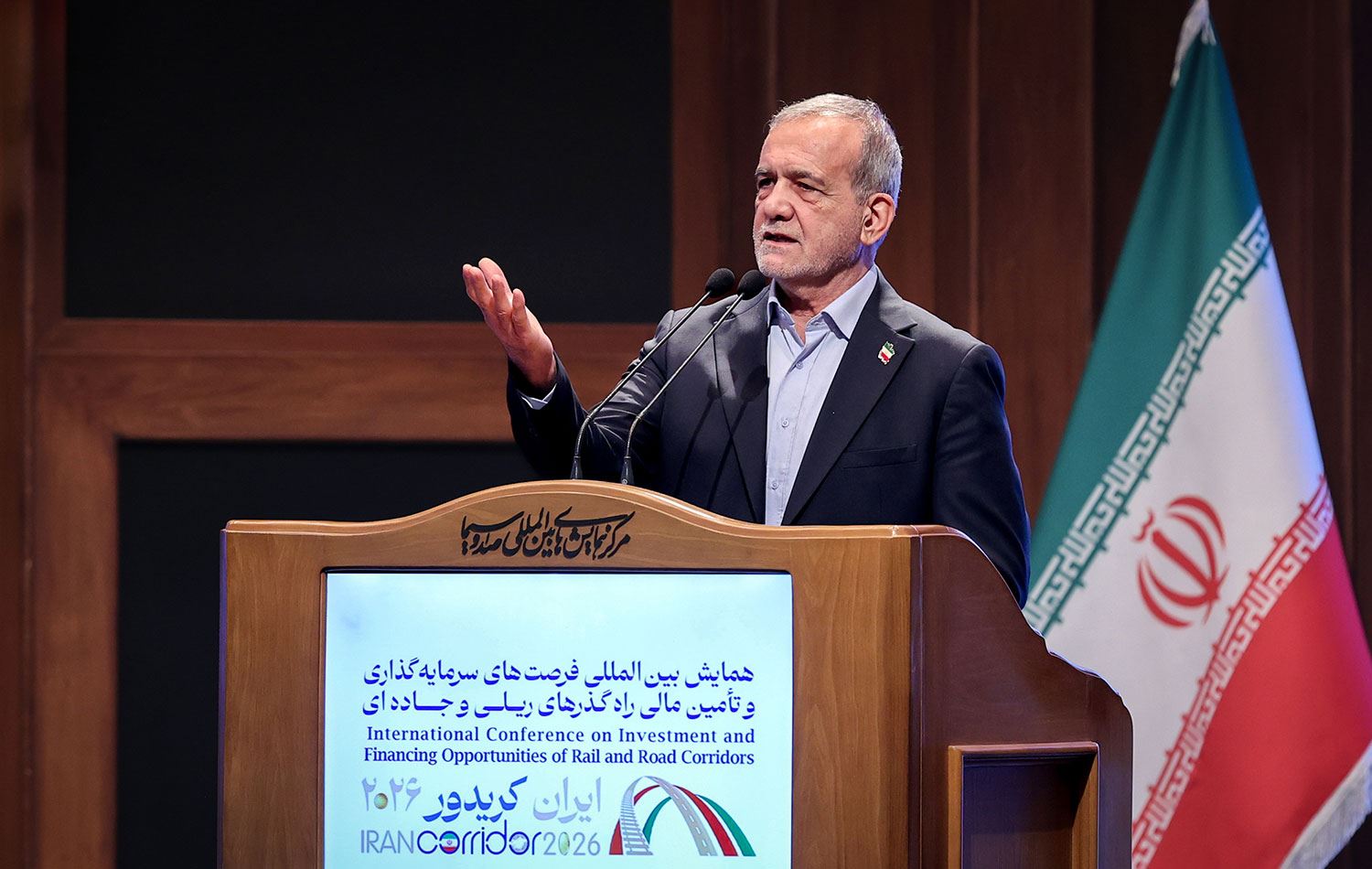 İran Cumhurbaşkanı Pezeşkiyan, Tahran'da düzenlenen Uluslararası Demir ve Karayolu Koridorlarında Yatırım Fırsatları Konferansı’nda gündeme ilişkin açıklamalarda bulundu. / Foto: İran Cumhurbaşkanlığı