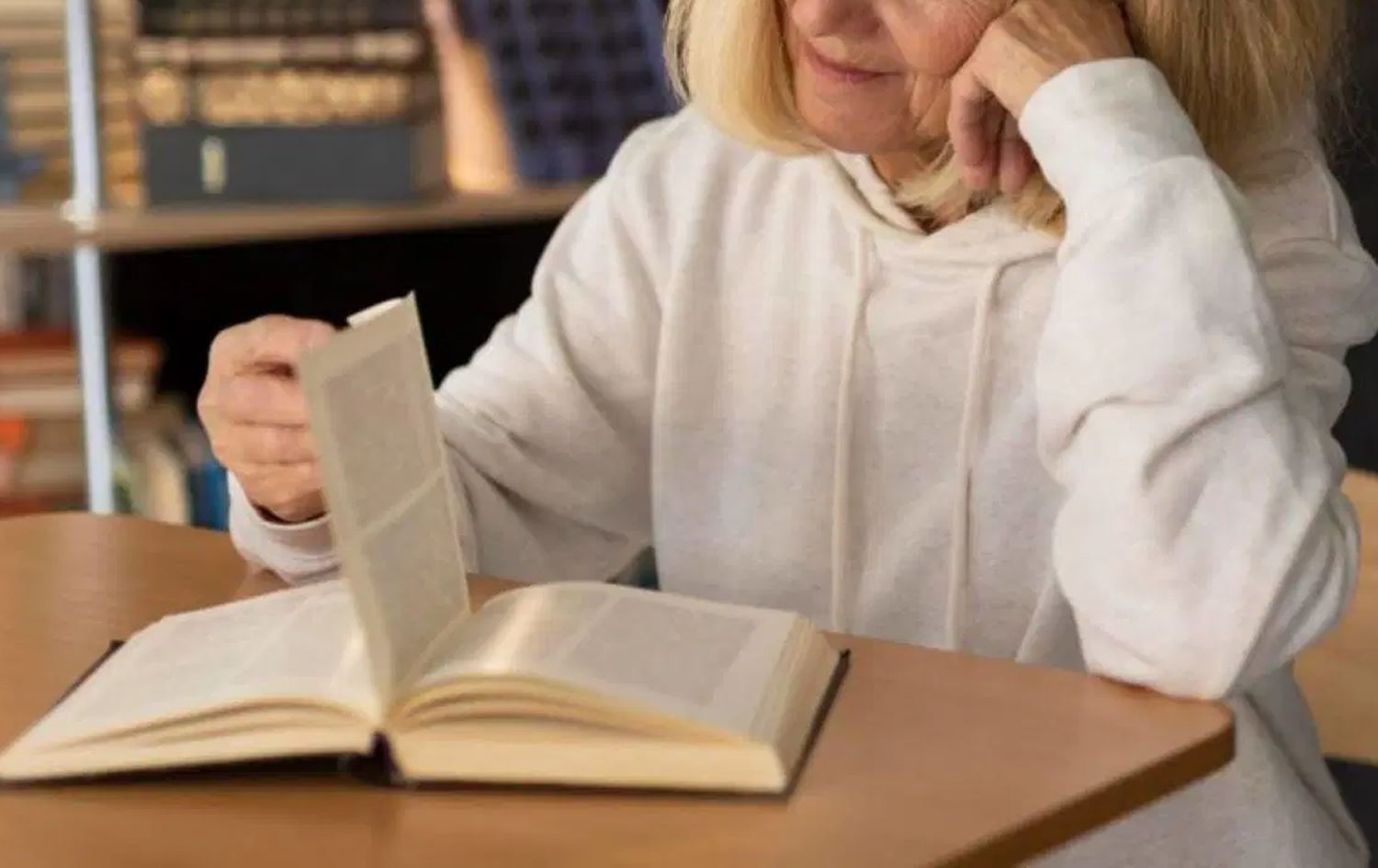 بەساڵاچوویەک کتێبێکی لەبەردەمە و دەیخوێنێتەوە.