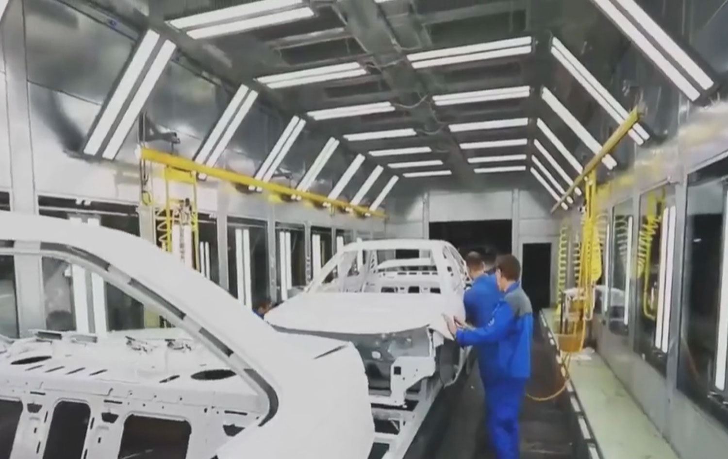 کارگەیەکی دروستکردنی ئۆتۆمبێل لە ئێران