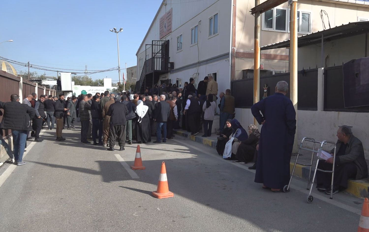 هاونیشتمانییان لە نۆرەگرتن بۆ تەواوکردنی مامەڵەکانیان