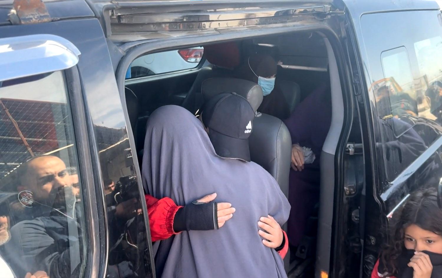 کەسوکاری چەکدارانی داعش لە کەمپی رۆژ لەکاتی بەڕێکردنیان بەرەو دیمەشق. وێنە: رووداو