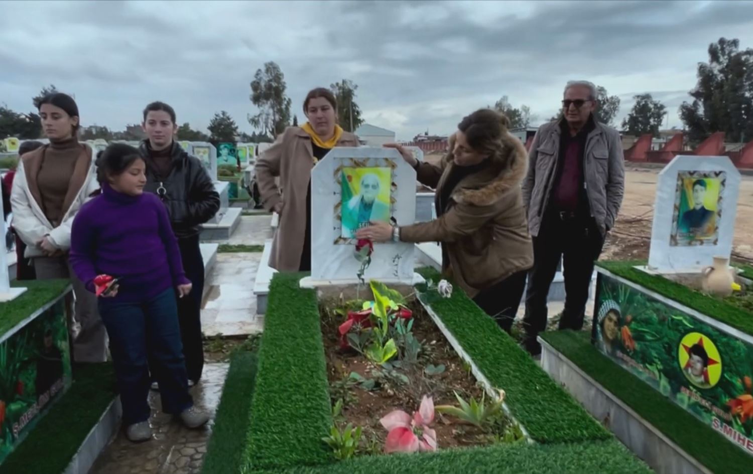 عائلات الشهداء في مقبرة الشهداء بقامشلو