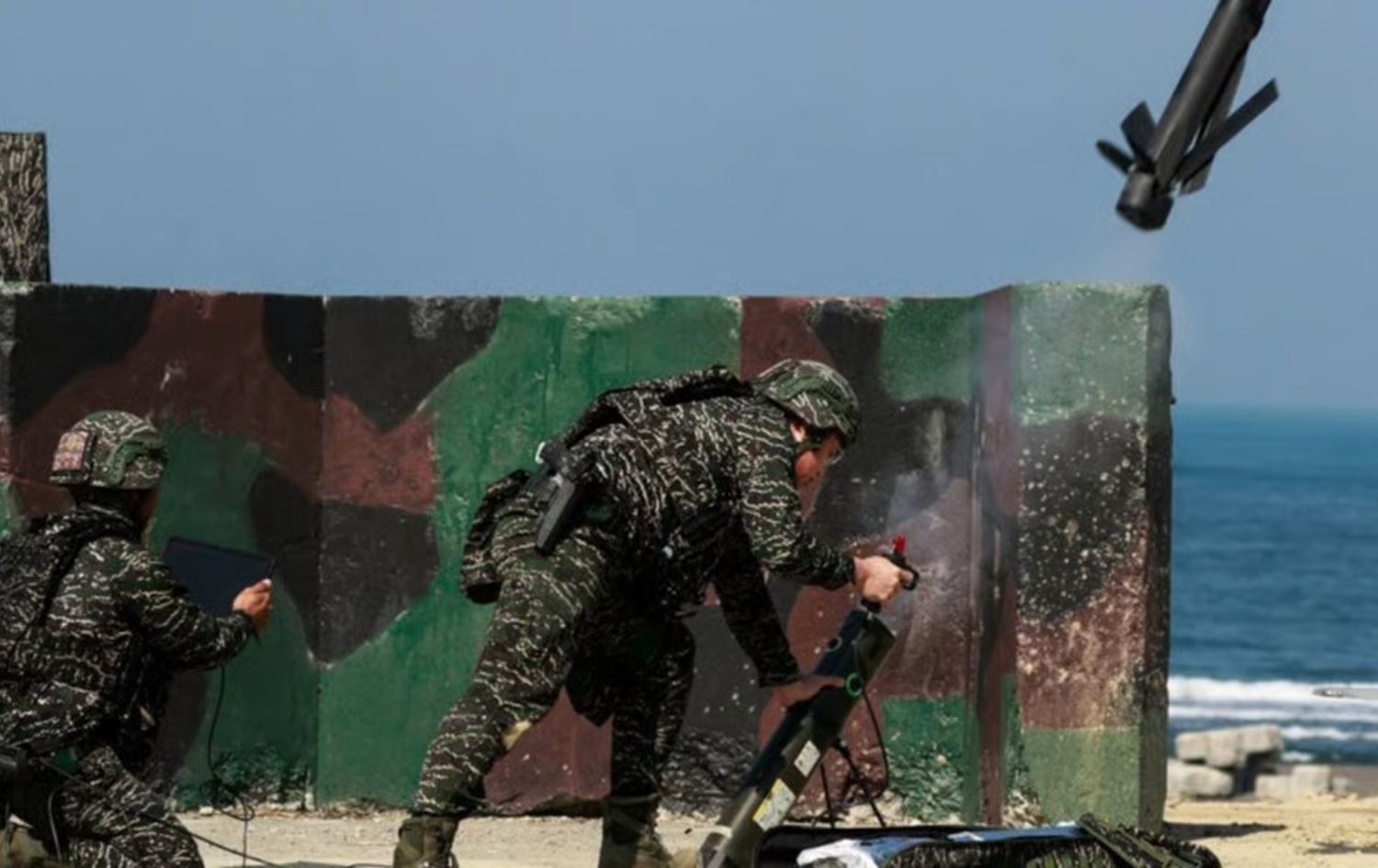 ترەمپ: بەمزووانە بڕیار لەسەر ناردنی چەک بۆ تایوان دەدەین